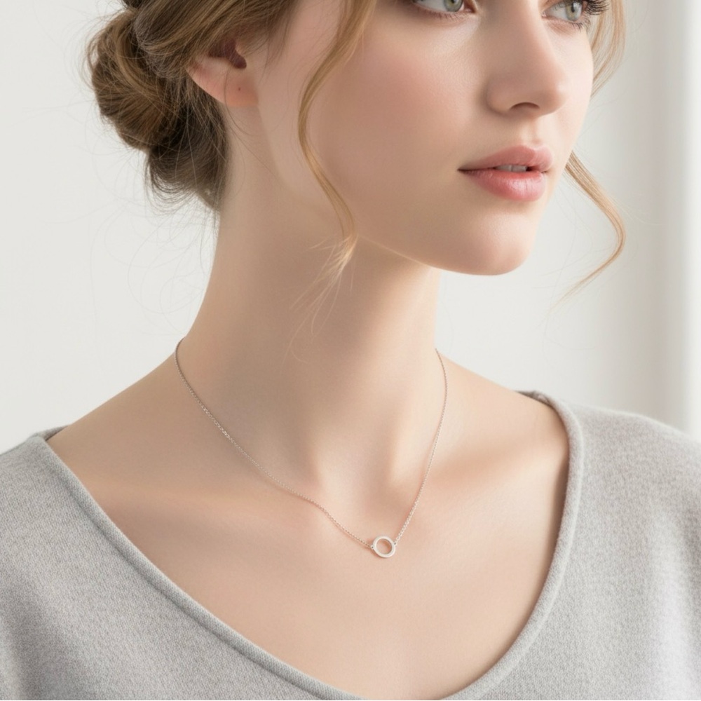 Chic Silver Circle Pendant Necklace